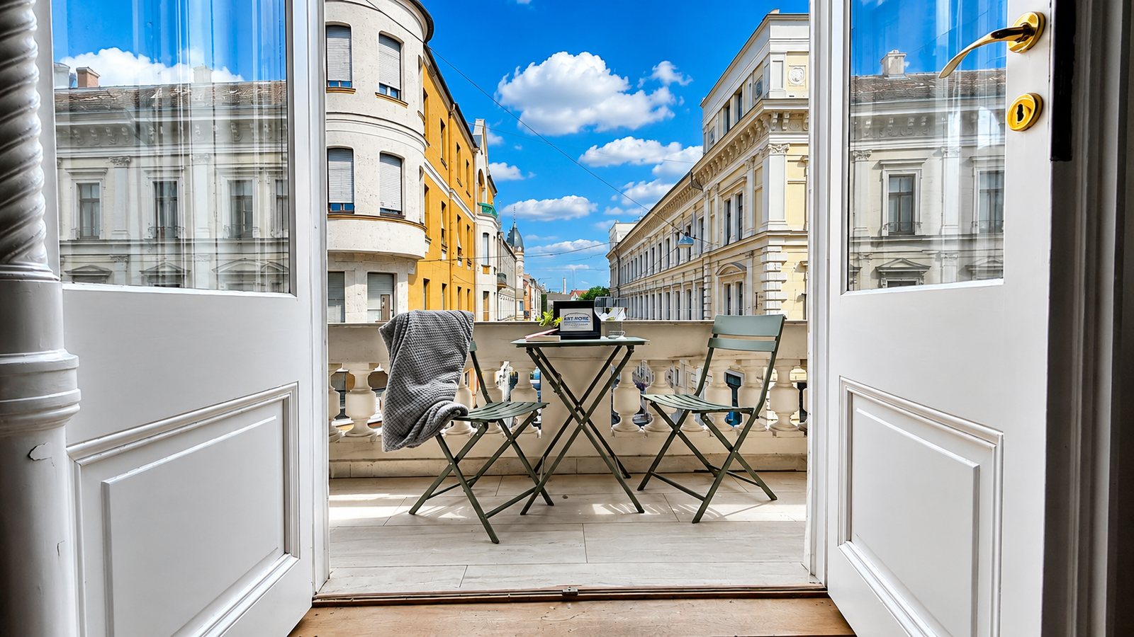 Stay by ArtHome apartman erkélye szegedi belvárosi kilátással